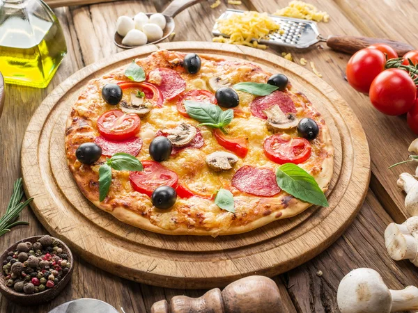 Pizza salami, champignons en tomaten. — Stockfoto