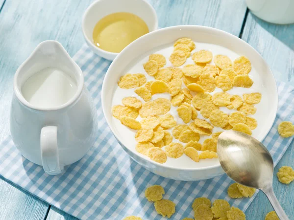 Copos de maíz cereales y leche . — Foto de Stock
