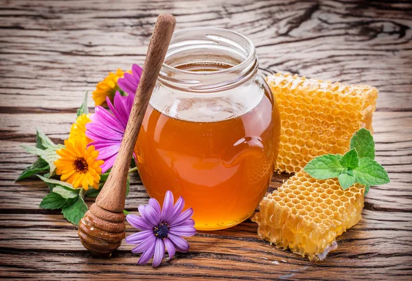 Tarro lleno de miel fresca y panales. Imagen de alta calidad . — Foto de Stock