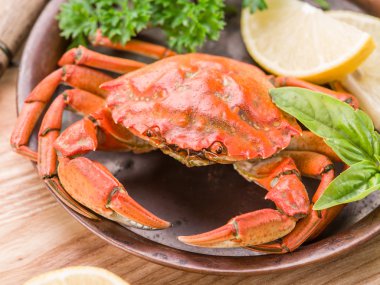 Limon ve otlar pişmiş Yengeç.