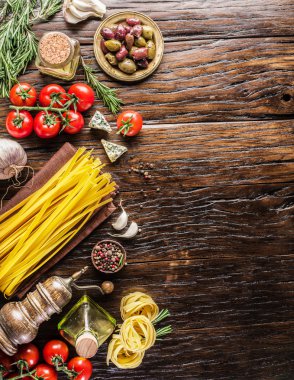 Domates, spagetti makarna ve baharatlar.