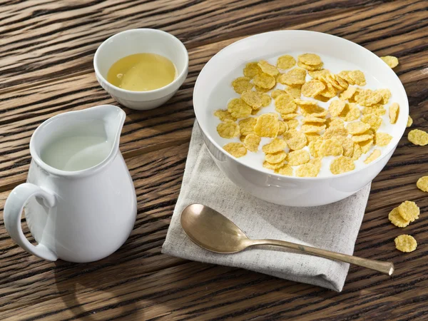 Cereales y leche de copos de maíz. Desayuno por la mañana . — Foto de Stock
