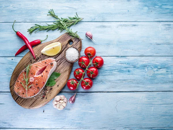 Verse zalm op de snijplank. — Stockfoto