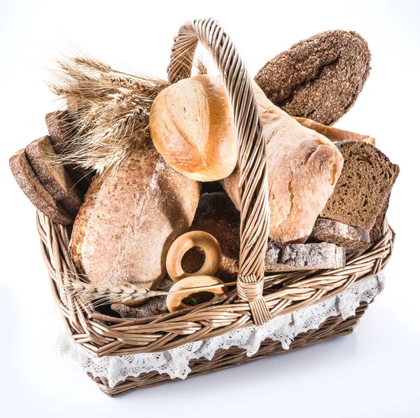 Verschillende soorten brood in de mand. — Stockfoto