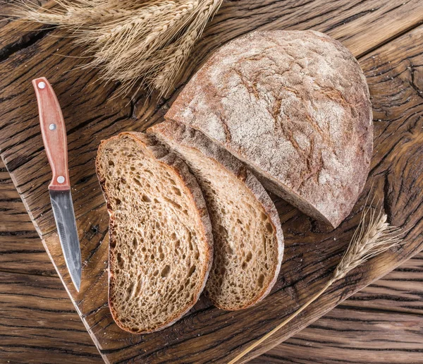 Pane nero affettato sulla tavola di legno . — Foto Stock