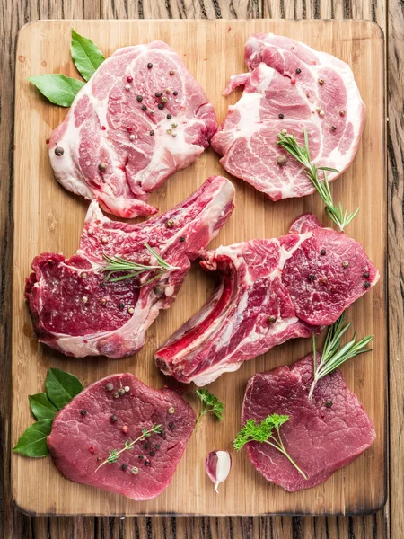 Carne crua com especiarias . — Fotografia de Stock