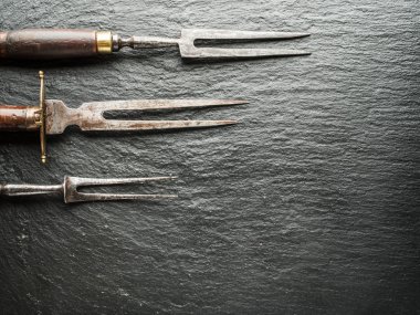 Grafit arka plan üzerinde mutfak gereçleri.