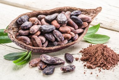 Ahşap masa kakao tozu ve cocao fasulye.