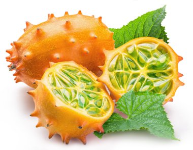 Kiwano meyve beyaz zemin üzerine.