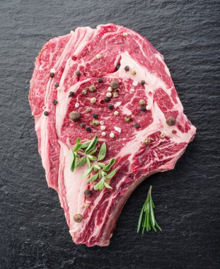 Siyah arka plan üzerine baharat ile kaburga eti. 