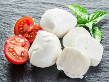 mozzarella ve domates.