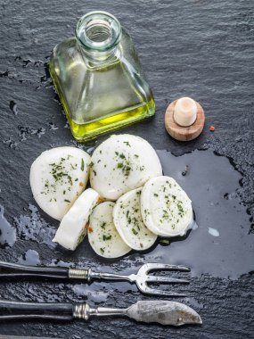 Mozzarella. Koyu gri arka plan.