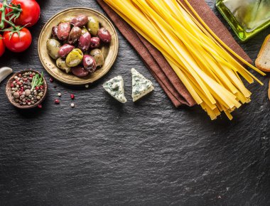 Domates, spagetti makarna ve baharatlar.