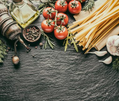 Domates, spagetti makarna ve baharat. Vintage tarzı.