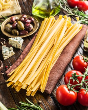 Domates, spagetti makarna ve baharatlar.