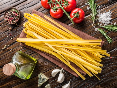 Domates, spagetti makarna ve baharatlar.