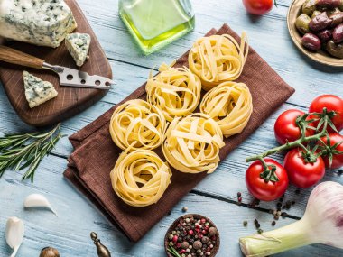 Domates, spagetti makarna ve baharatlar.