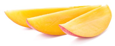 Mango dilimleri. Beyaz bir arka plan üzerinde izole.