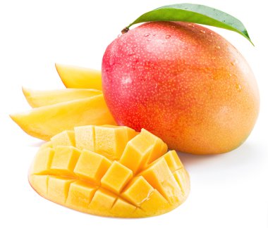 Mango meyve ve mango dilimleri beyaz bir arka plan üzerinde. 