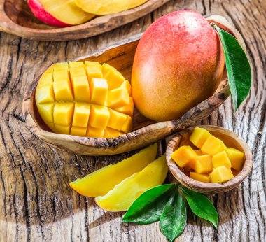 Mango meyve ve ahşap masa mango küpleri.