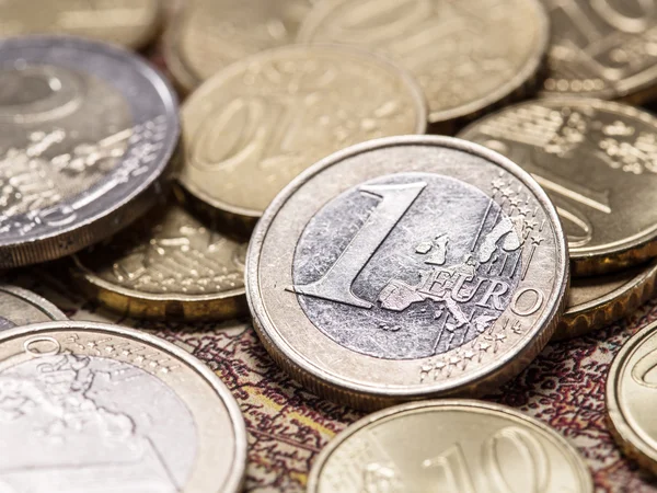 Eski dünya haritası üzerinde Euro coins. — Stok fotoğraf