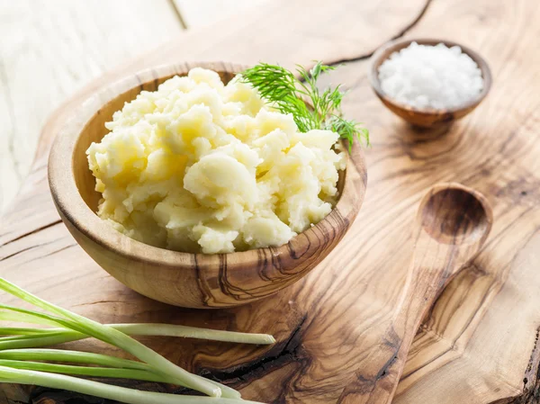 Mashed potatoes in the wooden bowl on the service tray. — Stock Photo, Image