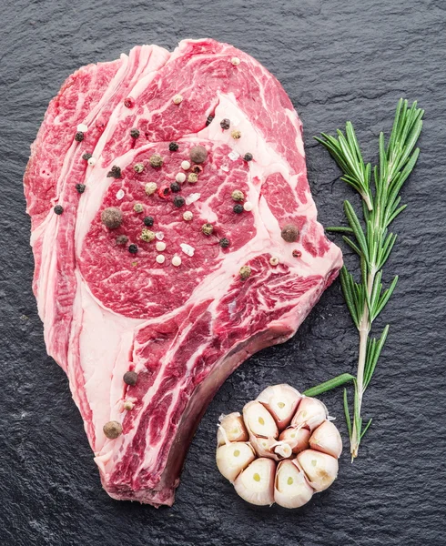 Bife de costela com especiarias no fundo preto . — Fotografia de Stock