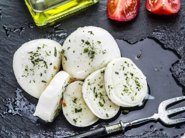 Mozzarella y tomates. Fondo gris oscuro . — Foto de Stock