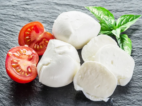 Mozzarella en tomaten. — Stockfoto