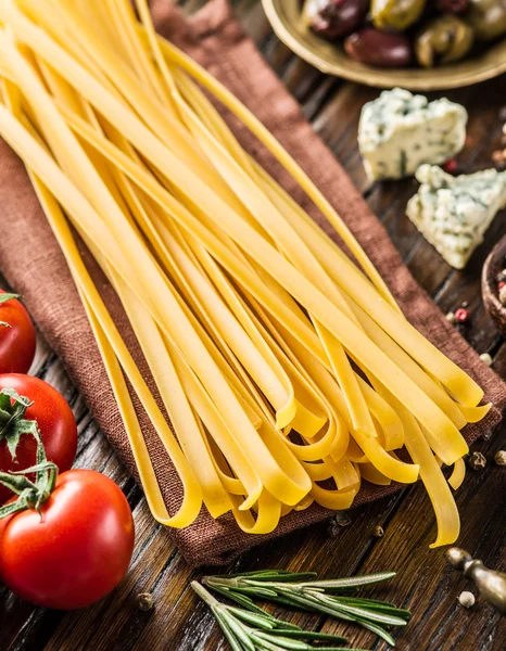 Tomates, massas de esparguete e especiarias . — Fotografia de Stock