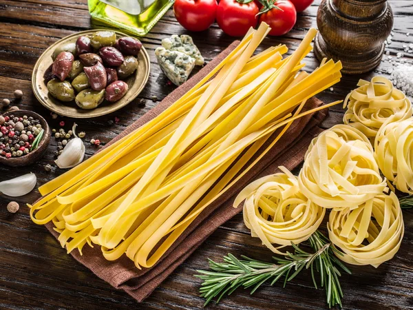 Tomates, massas de esparguete e especiarias . — Fotografia de Stock