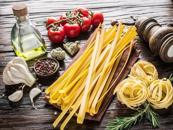 Tomaten, Spaghetti und Gewürze. — Stockfoto