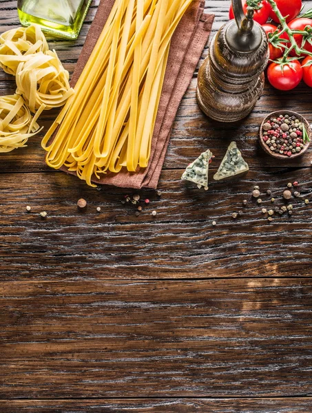 Tomatoes, spaghetti pasta and spices. — Stock Photo, Image