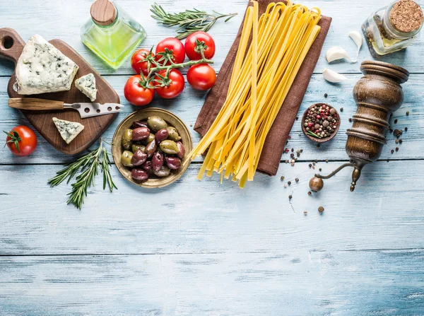 Domates, spagetti makarna ve baharatlar. — Stok fotoğraf