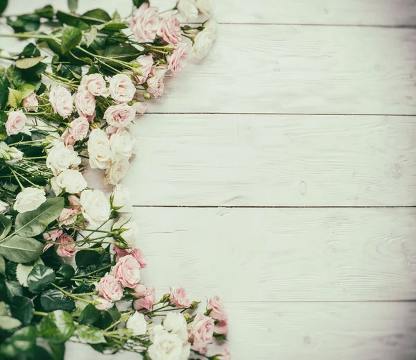 Delicadas rosas frescas sobre el fondo de madera blanca. Vintage sty —  Fotos de Stock