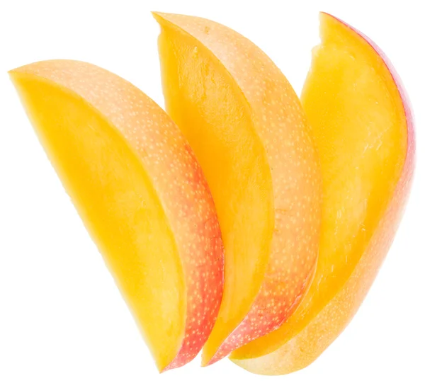 Plasterki owoce mango na biały. Plik zawiera ścieżki przycinające. — Zdjęcie stockowe