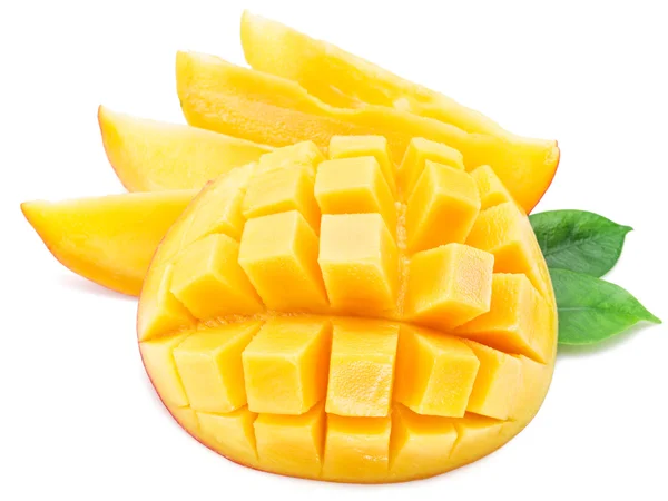 Mango kuutiot ja mango viipaleet. Eristetty valkoisella pohjalla . — kuvapankkivalokuva