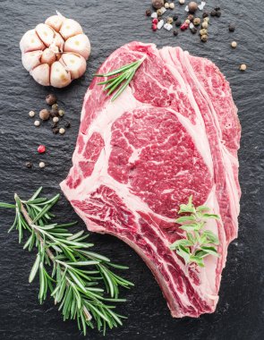 Siyah arka plan üzerine baharat ile kaburga eti. 