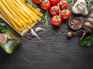 Domates, spagetti makarna ve baharatlar.