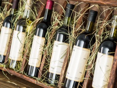 Ahşap raf şarap şişeleri.