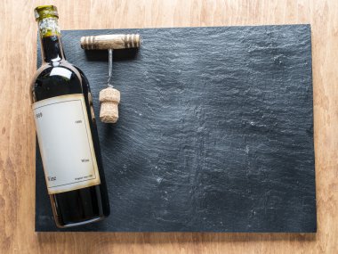 Şarap şişesi ve tirbuşon grafit yönetim kurulu.