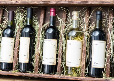 Ahşap raf şarap şişeleri.