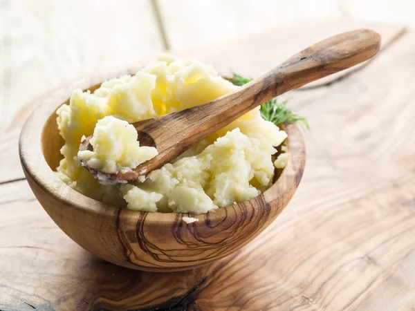 Mashed potatoes in the wooden bowl on the service tray. — Stock Photo, Image