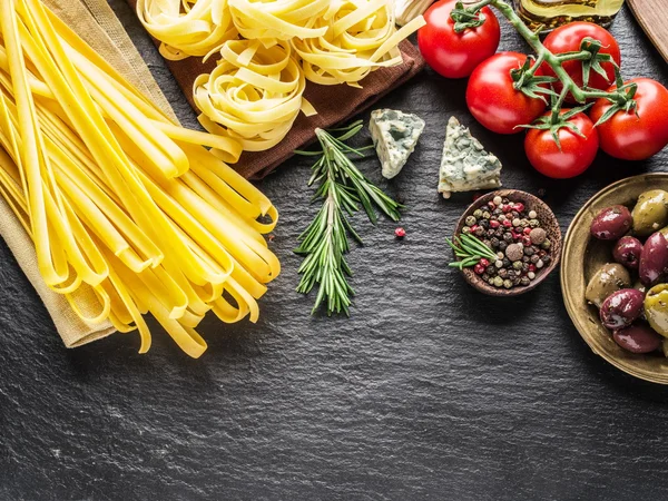 Pomodori, spaghetti e spezie . — Foto Stock