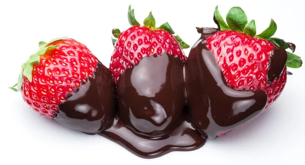 Tres fresas en fondue de chocolate . — Foto de Stock