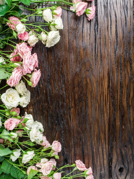 Λεπτή ολόφρεσκα τριαντάφυλλα στο φόντο ξύλινη. — Φωτογραφία Αρχείου