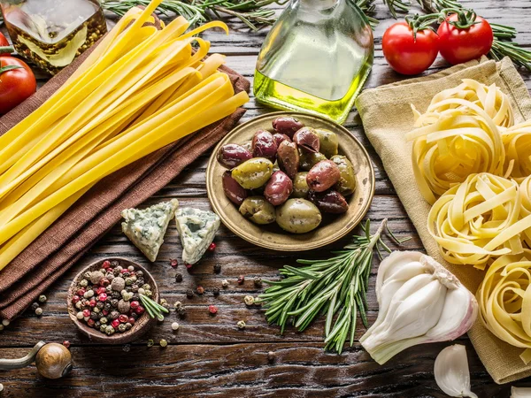 Tomates, massas de esparguete e especiarias . — Fotografia de Stock