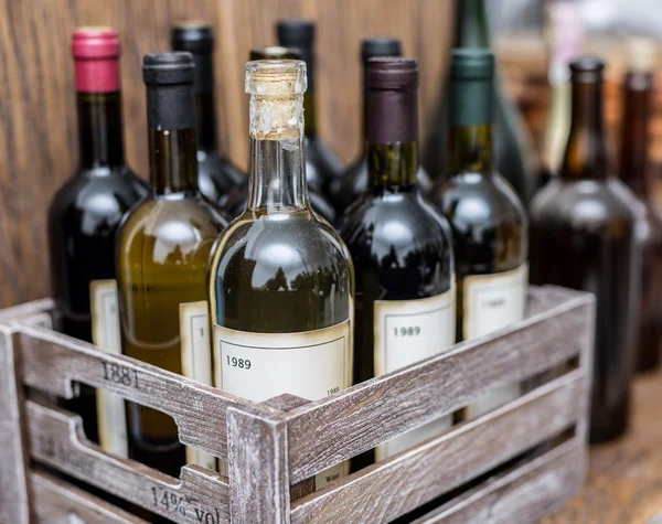 Botellas de vino en una caja de madera  . — Foto de Stock