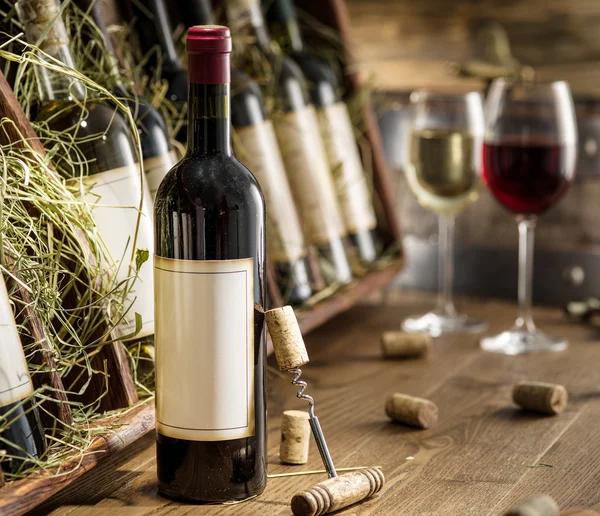 Lahví vína na dřevěné police. — Stock fotografie