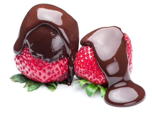Dos fresas bañadas en fondue de chocolate . — Foto de Stock